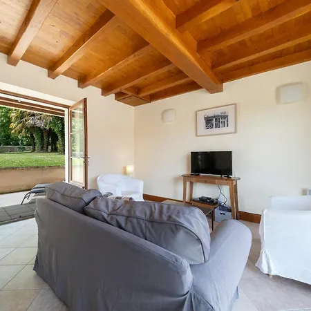 בית נופש Langlade Estate Montboyer